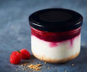 Sernik w słoiku bez pieczenia: przepis na fantastyczne serniczki w słoiczkach