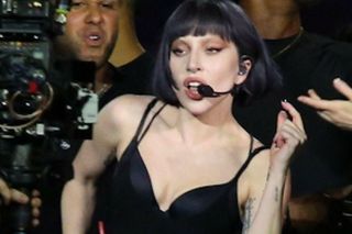 Lady Gaga upadła na scenie. To wyglądało naprawdę poważnie