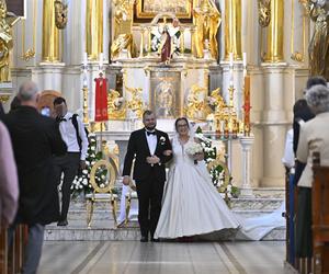 Posłowie Moskal i Kanthak na ślubnym kobiercu. Takie garnitury wybrali