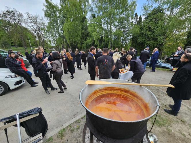 Przyjaciele gotowali zupę Damianówkę na pogrzebie Damiana Sobola