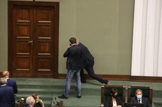 Kamery uchwyciły upadek Marka Suskiego w Sejmie! Co się stało? 