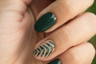 Jesień na paznokciach mieni się kolorami. Oto najmodniejszy manicure nadchodzącego sezonu!