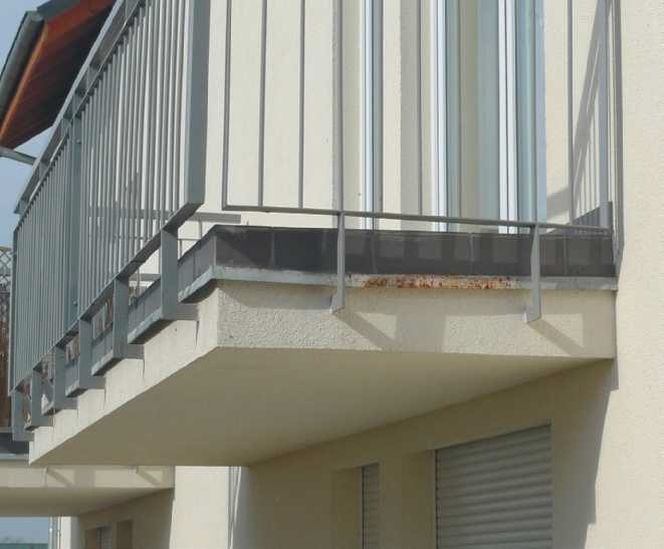 Obróbki blacharskie balkonu. Dlaczego korodują?