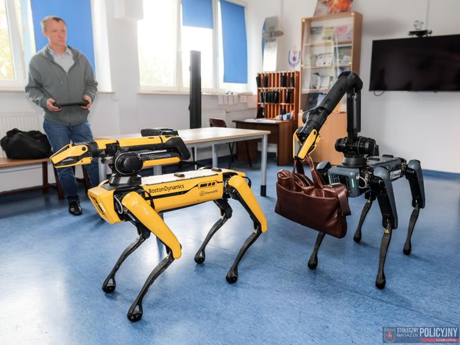 Robopies odwiedził i ćwiczył z warszawskimi policjantami