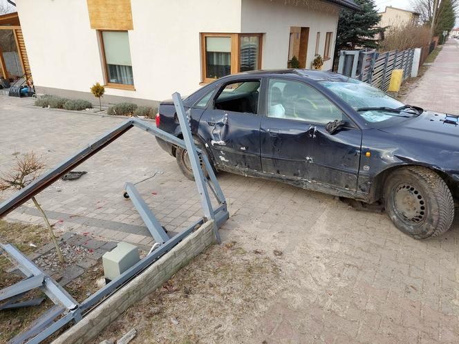 Wjechał w ogrodzenie i dachował!  Wypadek na ulicy Długiej w Starachowicach