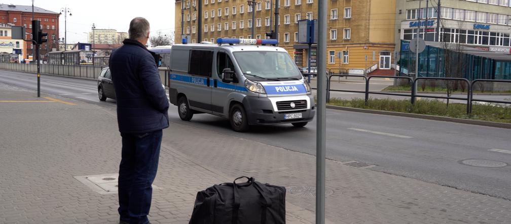 Koronawirus w Bydgoszczy. Żarty się skończyły! Policja mówi:  „ZOSTAŃ W DOMU” [WIDEO]