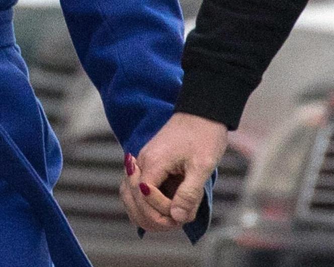 Beata Tadla z partnerem trzymają się za ręce. 