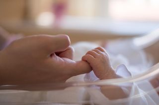 Porzucone niemowlę z Garwolina pilnie potrzebuje domu. „Od urodzenia jest w szpitalu”