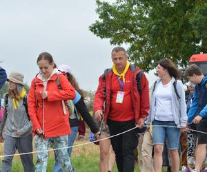 „Wychodzimy z Księżomierzy”. Słoneczny dzień pątników w drodze na Jasną Górę! ZDJĘCIA