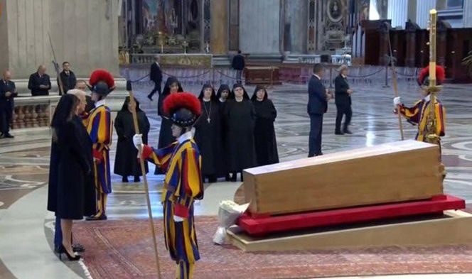 Trump i Zełenski złamali zasady na pogrzebie Franciszka