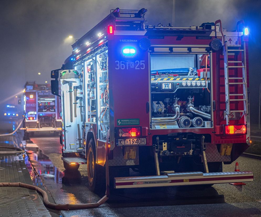 Potężny pożar hotelu na Mazowszu. Z płomieniami walczy 140 strażaków