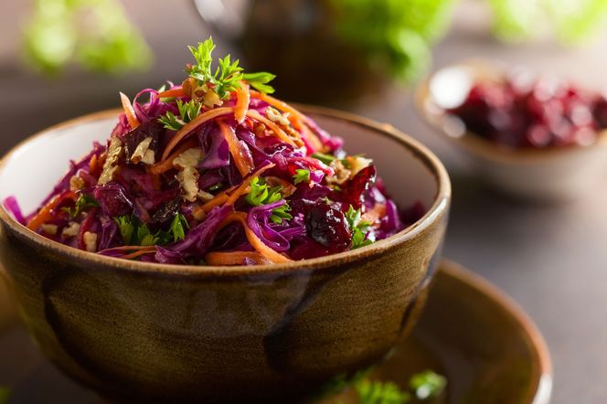Surówka z czerwonej kapusty lepsza niż w restauracji – szybka i pełna zdrowia
