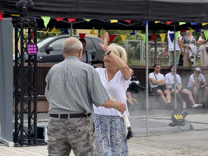 Starachowickie potańcówki na Rynku. Międzypokoleniowa zabawa pełna radości! Zobacz niezapomniane zdjęcia