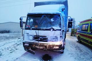 Koszmarne zderzenie busa i ciężarówki pod Grójcem. Nie żyje 50-latka, 7 osób rannych