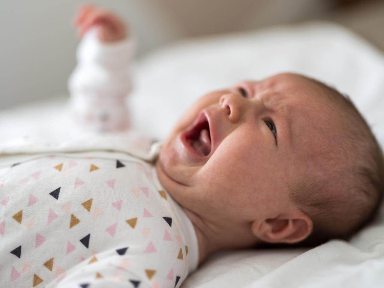 Twój maluch płacze i nie wiesz dlaczego? Patrząc na jego oczy, rozpoznasz trzy najczęstsze przyczyny