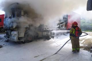 Pożar pod Wołominem. Wielki dym zaczął buchać z tira, kłęby dymu wystrzeliły w górę