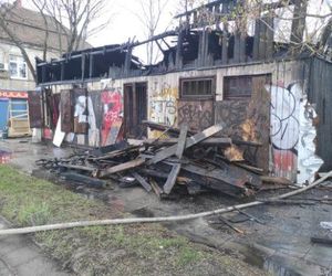 Pożar komórek przy ul. Rzgowskiej w Łodzi. Nie żyje jedna osoba