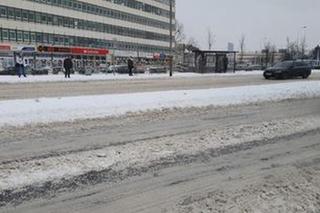 Śnieg sparaliżował Wrocław: zaśnieżone drogi, opóźniona komunikacja miejska i korki