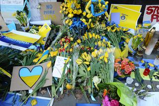 Warszawiacy, w geście solidarności, składają kwiaty pod ambasadą Ukrainy.
