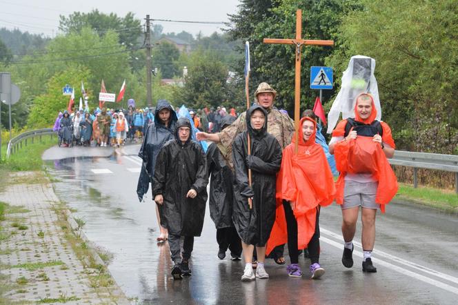 Deszczowym szlakiem pątnicy z Lubelszczyzny ruszyli w kierunku Jasnej Góry!