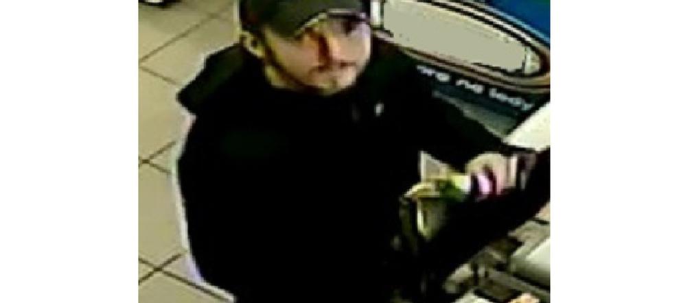 Wziął portfel leżący przy ladzie i wyszedł jak ze swoim. Kojarzycie tego mężczyznę?