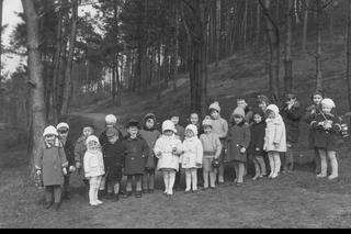 Przedszkolaki na spacerze (1934 r.)