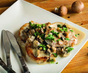 Schab z grzybami - pomysł na smaczny niedzielny obiad [WIDEO]