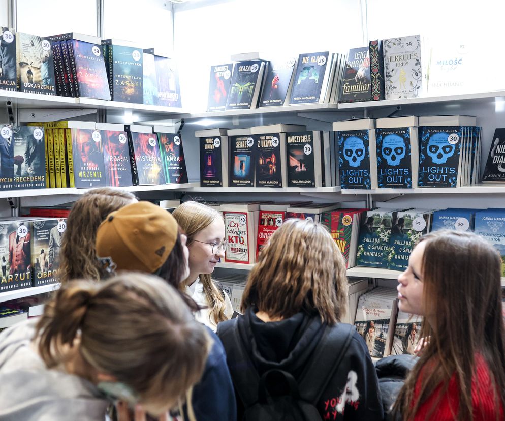 Uczestnicy przeglądający książki na Targach Książki w Katowicach, gdzie nowa ustawa o ochronie rynku książki może zmienić zasady sprzedaży. Więcej o rewolucji na rynku książki przeczytasz na portalu Super Biznes.