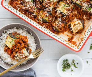 To danie łączy wege lasagne i musakę. Naje się nim cała rodzina