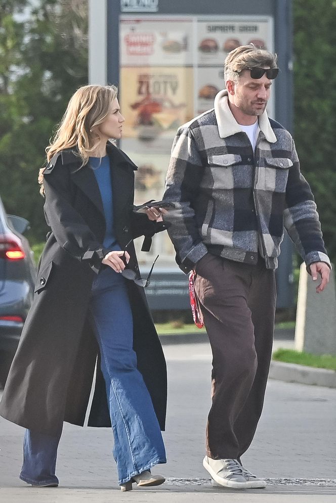 Agnieszka Kaczorowska siedzi i pachnie, a Rogacewicz wynosi śmieci i je kanapke poza autem... Fajna para?