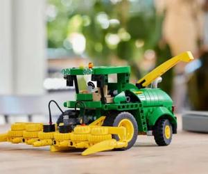 LEGO Technic John Deere 9700 Forage Harvester — 42168