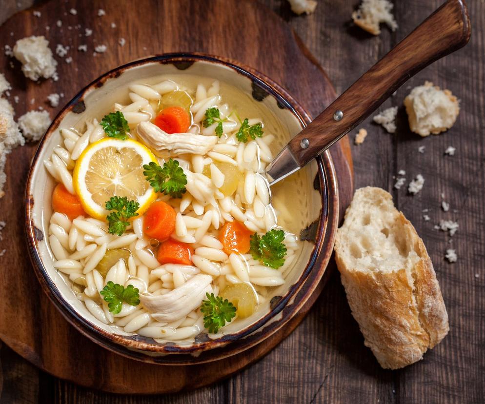 Cytrynowa zupa z kurczakiem i makaronem orzo. Włoski sposób na chłody
