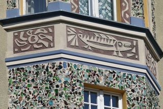 Sgraffito – sztuka w tynku, która opowiada historie na ścianach. Jak powstaje na elewacjach?
