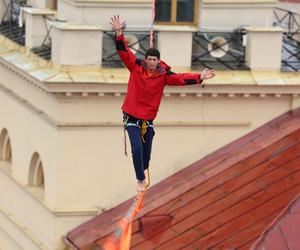   Urban Highline Festival 2023 w Lublinie. Slacklinerzy robią cuda na linach!