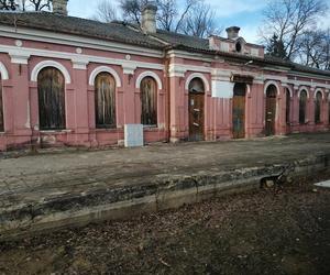 Niszczejący budynek dworca kolejowego w Mordach