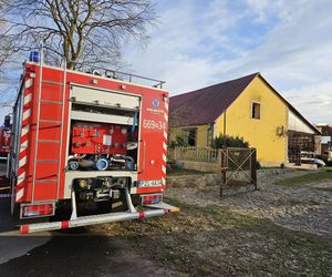 Chwalimie. Tragiczny pożar domu jednorodzinnego. Nie żyje 36-latek, jego mamę zabrała karetka [ZDJĘCIA].