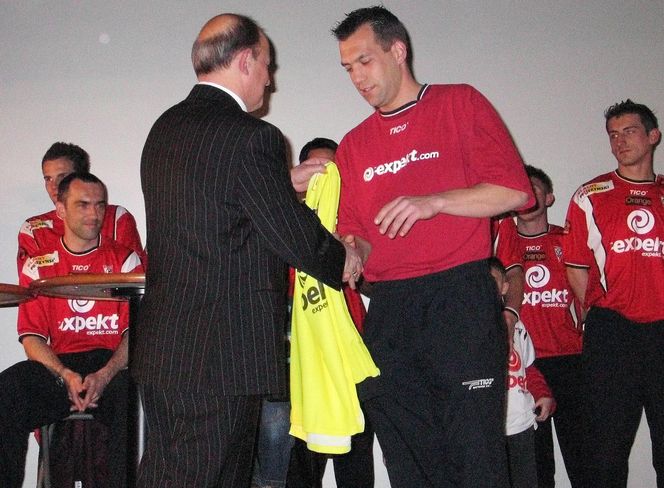Prezentacja składu drużyny Górnika Zabrze. Tak było w Multikinie w Zabrzu w 2006 roku