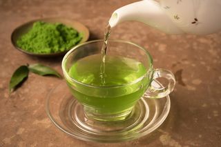 Matcha czy zielona herbata – która jest zdrowsza? Jedna z nich spala tłuszcz i poprawia koncentrację