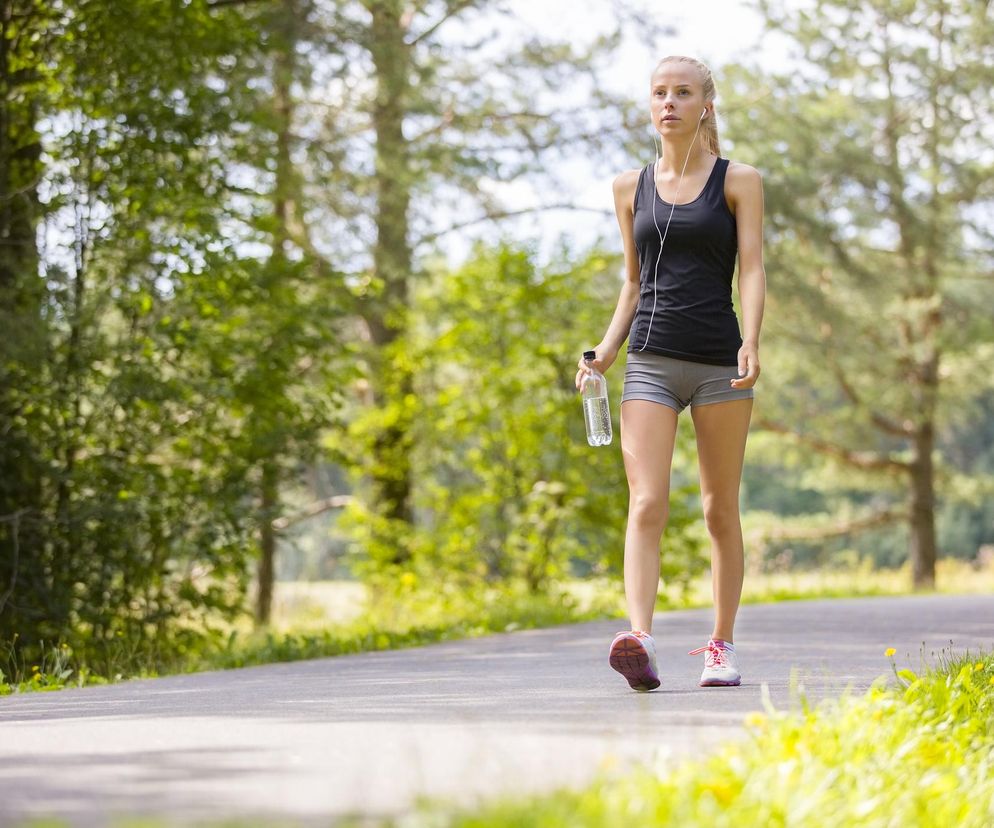 Czy spacery mogą zmniejszyć tłuszcz na brzuchu? Zaskakujące wnioski naukowców