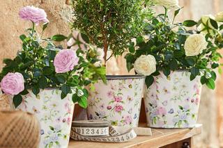 Donice na balkon. Kwiaty w koszu wiklinowym