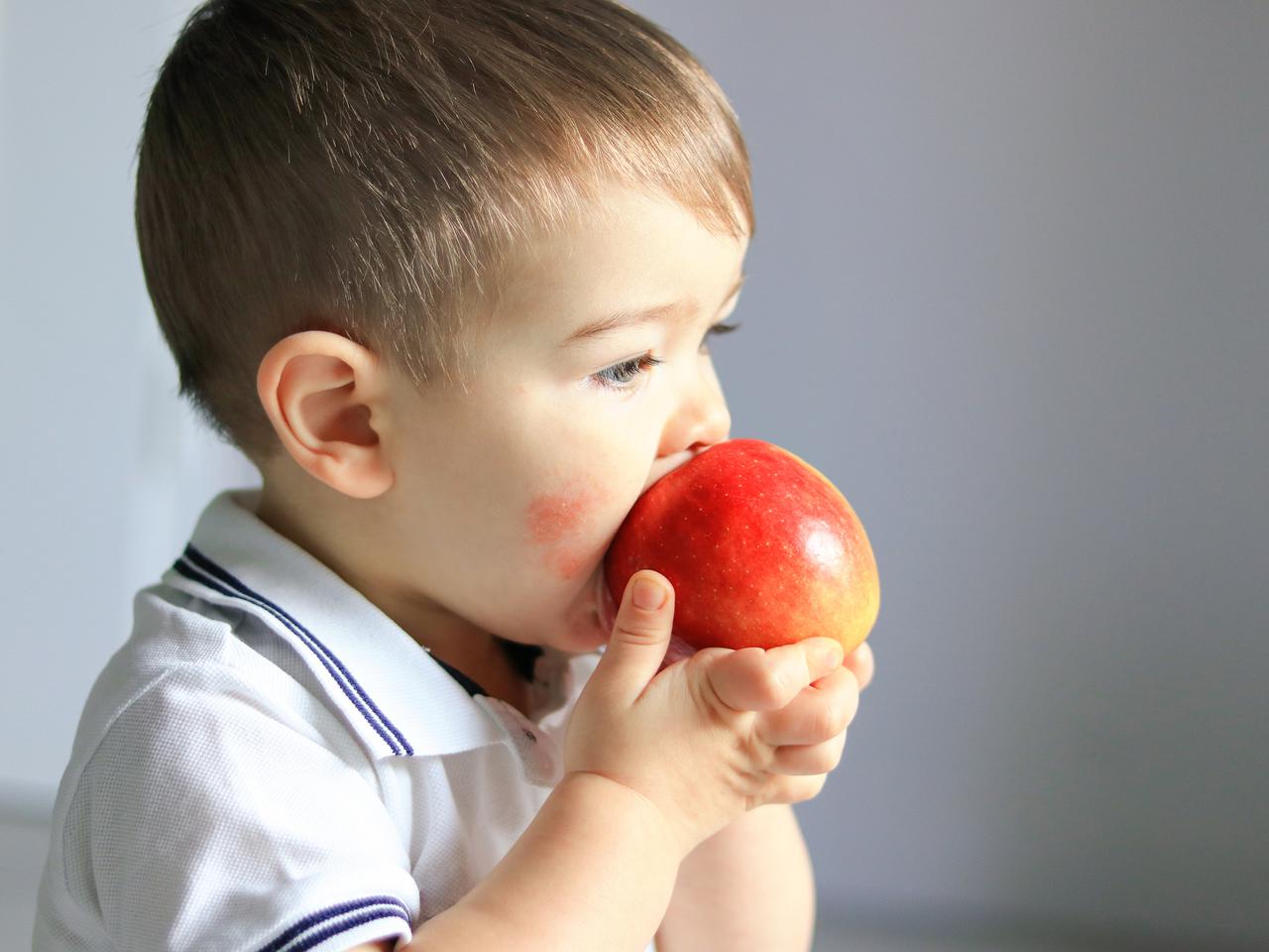 Dieta dziecka z AZS. Co dawać do jedzenia dziecku z atopowym zapaleniem skóry?