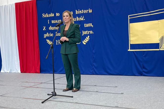 Pierwsza Dama uczciła z uczniami 100 lat od nadania imienia Stefana Batorego Szkole Podstawowej w Liwie