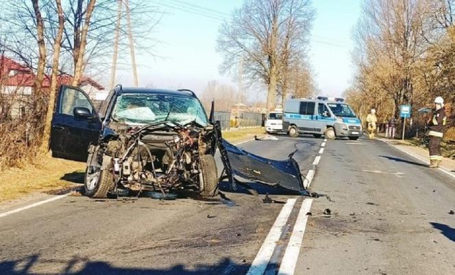 Horror na drodze w Kamocinie. W wypadku BMW i volkswagena zginął 24-latek. 2 osoby ranne [FOTO]