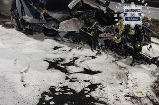 Z BMW została miazga! Zginęła pasażerka. 20-latek stracił panowanie nad autem. Horror w Tychach