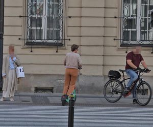 Monika Richardson pędzi na hulajnodze