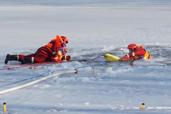 Strażacy z Gliwic uczą się jak pomóc komuś, pod kim załamie się lód