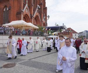 Boże Ciało 2024. Tłumy wiernych przeszły w procesji ulicami Białegostoku