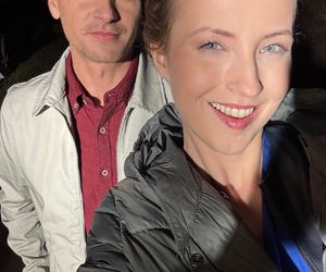 M jak miłość nowy sezon. Adam Karski (Patryk Szwichtenberg), Natalka (Dominika Suchecka) na planie