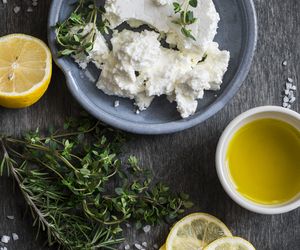 Aromatyczny sos feta - idealny do mięs i ziemniaków z grilla!