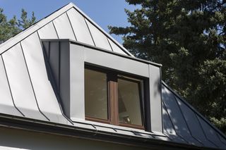 Oszczędne prostopadłościenne facjaty i facjatki też urozmaicają bryłę